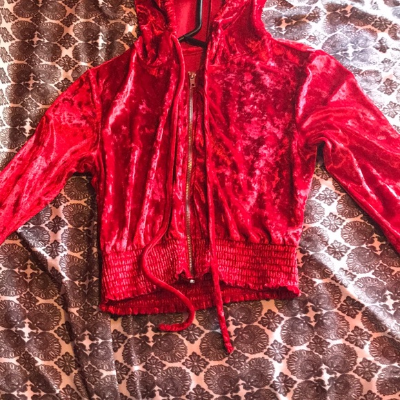 A sweater - Picture 1 of 2